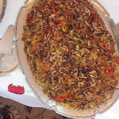  أرز برياني بالدجاج والفلفل الالوان ومكسرات 