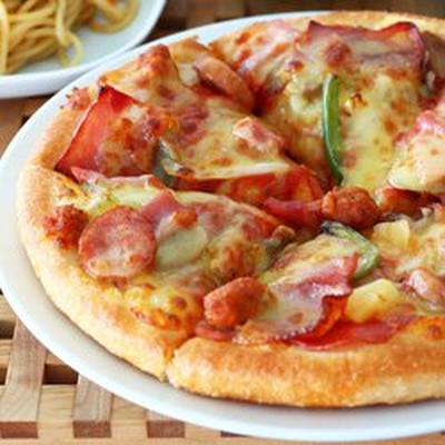  طريقة عمل بيتزا بالبسطرمة 