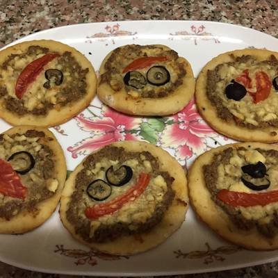  فطاير باللحمه والجبنه الرومى 