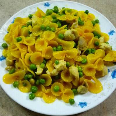  مكرونة بالخضار وقطع الدجاج 