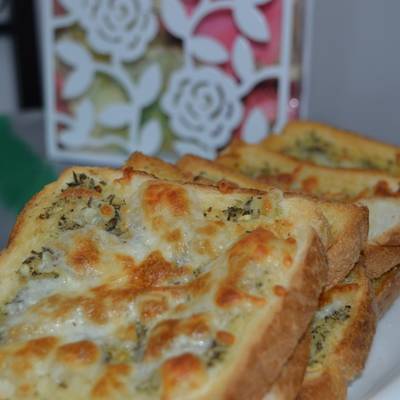  توست بالثوم والزعتر الأخضر 