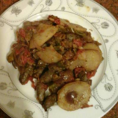  سجق بالبطاطس والخضار 