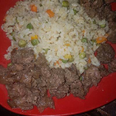  أرز بالبسله وكبده فراخ بالبصل