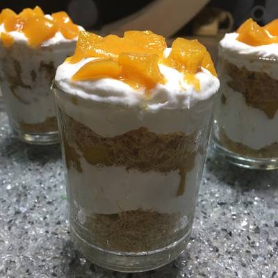  كنافة بالكريمة والخوخ 