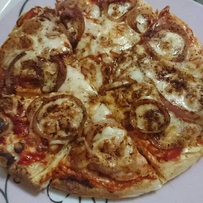  بيتزا بالموتزاريلا والبصل 