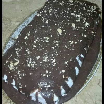  تورته شيكولاته بحشوه الكريمه والتين ومتغرقه صوص شيكولاته 