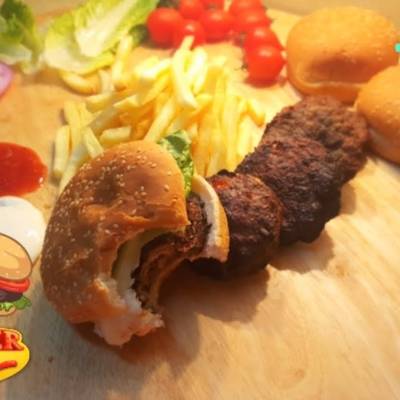  أسرار طريقة عمل برجر اللحم المحشي بالجبنة الموزاريلا و الشيدر برائحة الشواء (بالفيديو) 