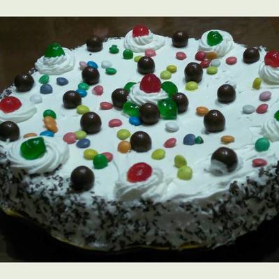  تورتة بالمالتيزرس والكريز الملون 