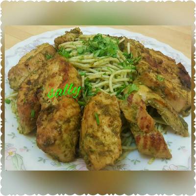  مكرونة اسباجيتي مع شرائح الدجاج بالاعشاب 