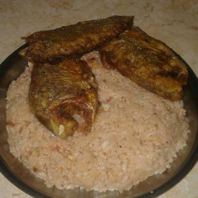  سمك مقلى بالكركم وأرز أحمر 