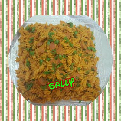  مكرونة بالنقانق وصوص الكاري 