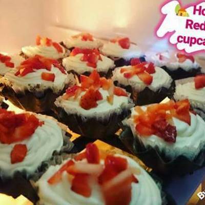  كيك ريد فلفت مزينة بالكريمة 