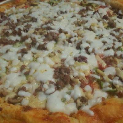  بيتزا باللحم المفروم محشيه الاطراف 