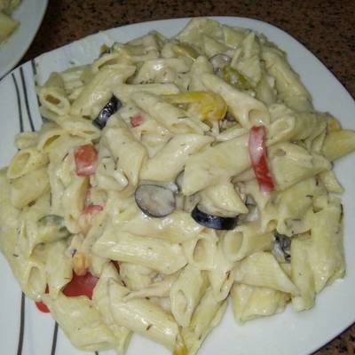  مكرونه بصوص الكريمه والدجاج والفلفل الألوان والزيتون 