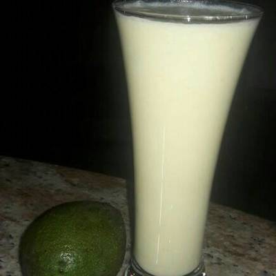  عصير الافوكادو مع العسل والحليب 