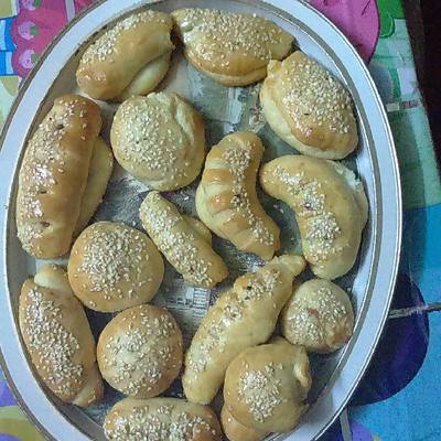  معجنات بالجبنة او اللحمه المفرومه او الزيتون 