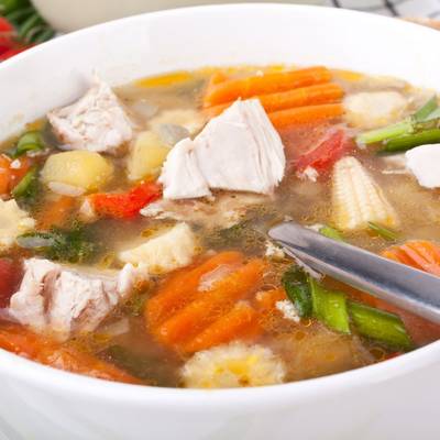  طريقة عمل حساء الدجاج بالخضراوات والجبن 