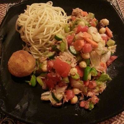  مكرونه بسلطه التونه وبطاطس كروكيه 