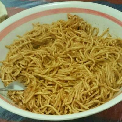  معكرونه بصلصة طماطم وبعض تعديلات من ابتكاري 