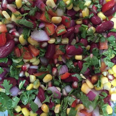  سلطة الفاصوليا الحمراء والذرة 