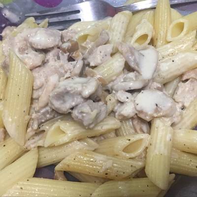  مكرونه صوص ابيض بالفراخ و المشروم 