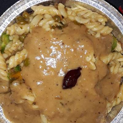  مكرونة بالمشروم والخضار والصوص البنى 