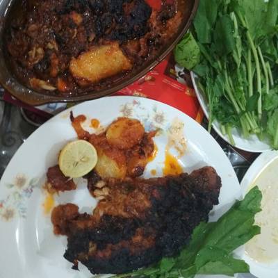  شرائح اسماك القرش بالبطاطس والطماطم