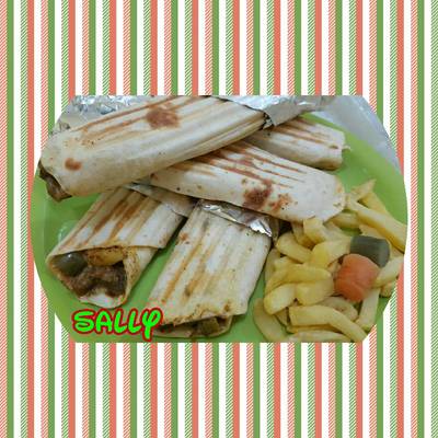  شاورما لحم بخبز التورتيلا بنكهة الشواء عالفحم 