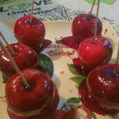  تفاح بالكراميل (حلوى عنبر) 