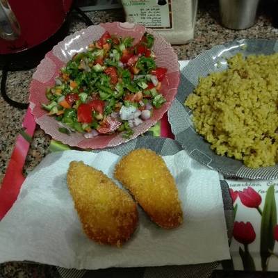  ارز بالكركم وبانية وسلطة 