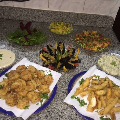  جمبري وسبيط مقلي وسلاطات 