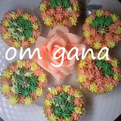  كب كيك البرتقال وكريمة الزبدة السويسرية 