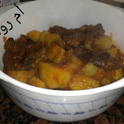  بطاطس مكعبات بالصلصة مع اللحم 